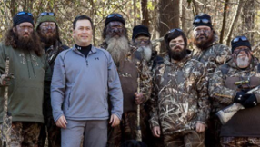 Duck Dynasty season 4 premiere August 14, salary negotiations settled; beardless pastor Alan to join as new castmember