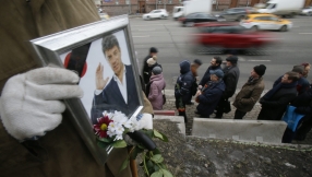 Thousands file past Boris Nemtsov\'s coffin as shooting reveals Kremlin faultlines