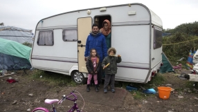 Calais: 3,500 refugees fear sickness and death as temperatures drop