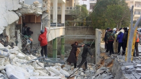 Scores dead after Russian warplanes  strike Syrian city  