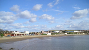 40 Muslim refugees find Christ, get baptised at Barry Island