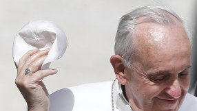 WATCH: Little girl goes viral when she steals the Pope\'s hat