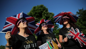 Windsor's wedding fever: Thousands gather to wish Harry and Meghan well 