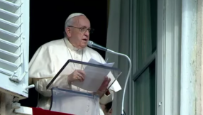 Pope stable after suffering respiratory failure