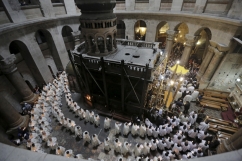 Engineers Work to Restore Jesus\' Burial Shrine in Jerusalem