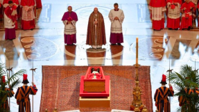 Pope's body transferred to St Peter's Basilica