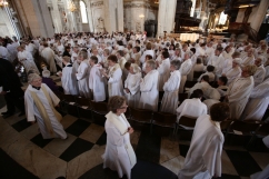 Clergy may \'dress down\' after CofE relaxes rules on vestments