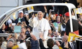 Pope Francis gets a special pizza delivery