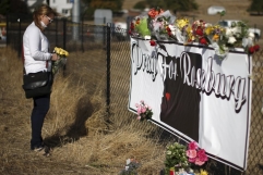 Oregon shooting: Grief counsellors welcome students back to Roseburg college 